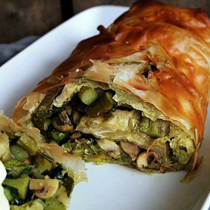 Spargel-Pilz-Strudel mit Bärlauch und Sauce Hollandaise – Blueberry Vegan