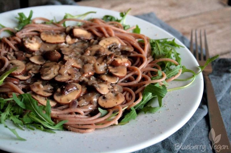 Rahmchampignons mit Spaghetti und Rucola - Blueberry Vegan