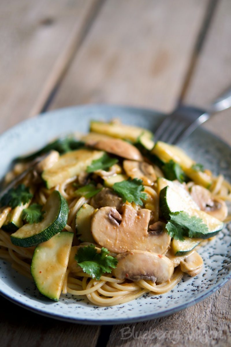 Asiatische Erdnuss-Nudeln mit Zucchini und Champignons | Blueberry Vegan