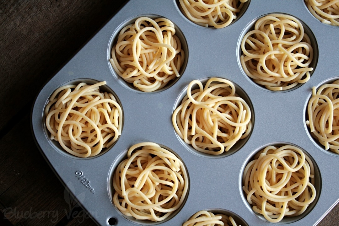 Leckere Spaghetti-Nester à la Carbonara | Blueberry Vegan