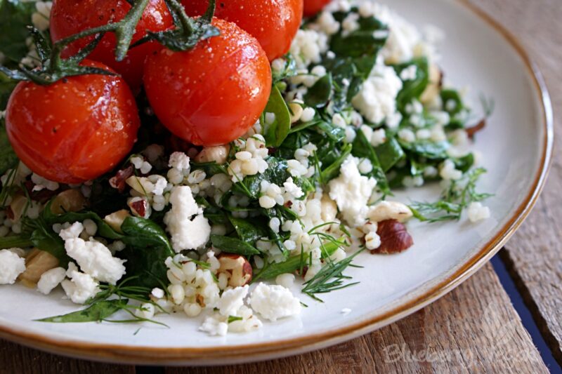 Frischer Graupensalat mit Spinat und geschmorten Tomaten - Blueberry Vegan